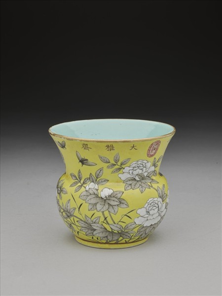 黃地灰彩牡丹紋渣斗