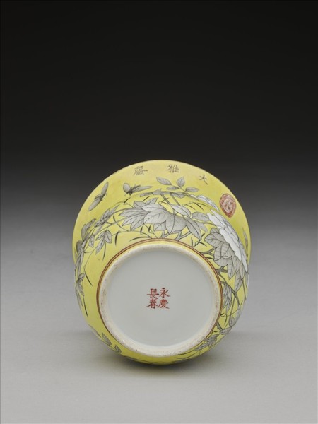 黃地灰彩牡丹紋渣斗