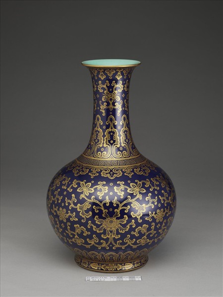 霽青地描金番蓮紋瓶
