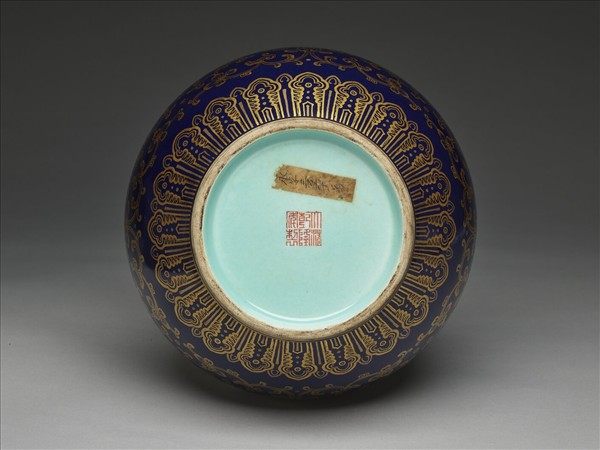 霽青地描金番蓮紋瓶