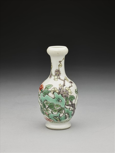 五彩花卉紋蒜頭瓶