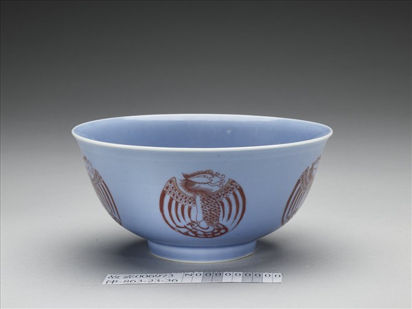 天藍釉描紅團鳳紋碗