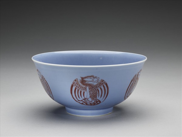 天藍釉描紅團鳳紋碗