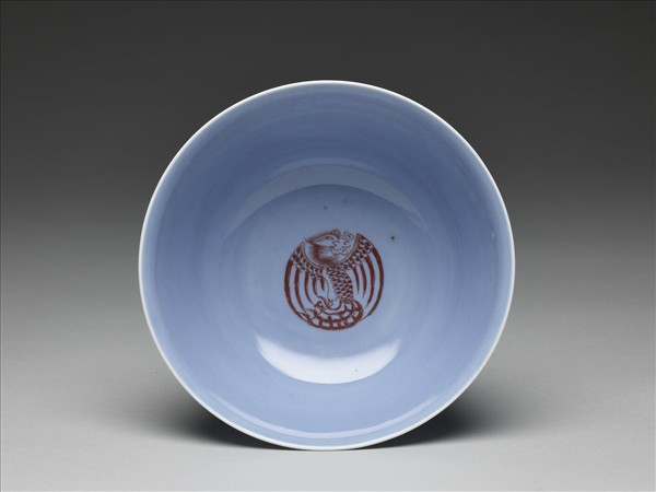 天藍釉描紅團鳳紋碗