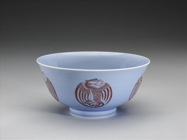天藍釉描紅團鳳紋碗