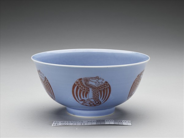 天藍釉描紅團鳳紋碗