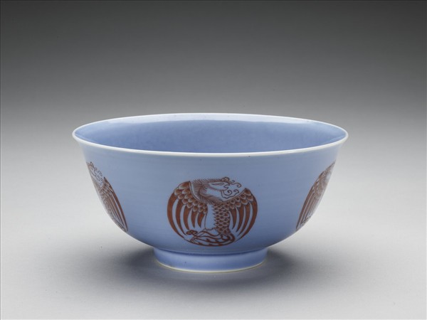 天藍釉描紅團鳳紋碗