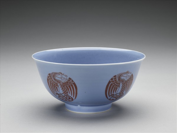 天藍釉描紅團鳳紋碗