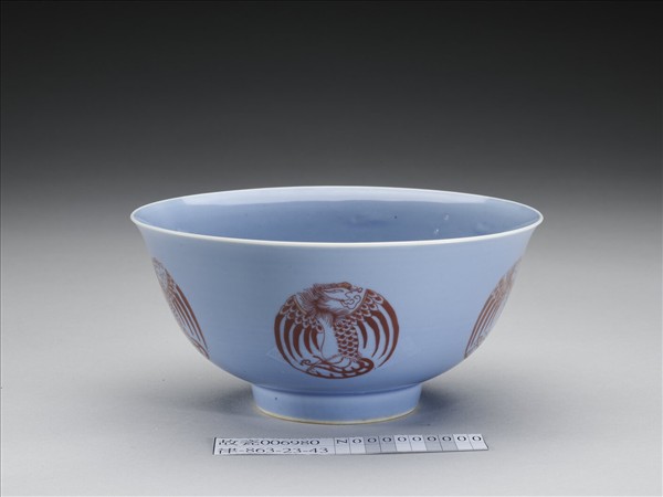 天藍釉描紅團鳳紋碗
