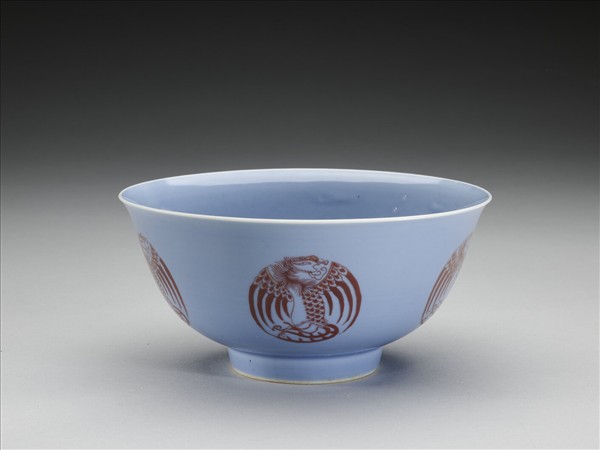 天藍釉描紅團鳳紋碗