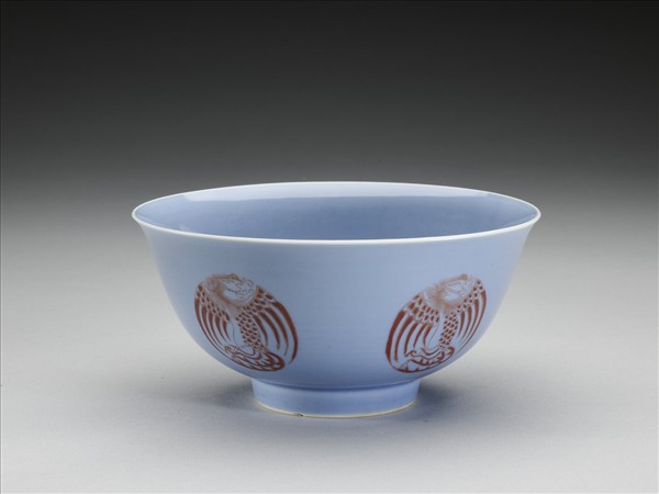 天藍釉描紅團鳳紋碗
