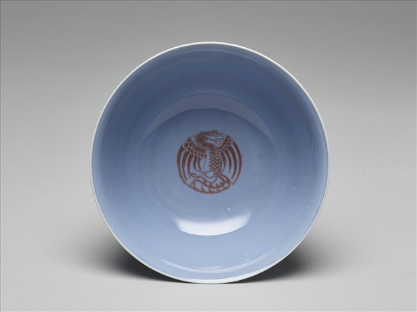 天藍釉描紅團鳳紋碗
