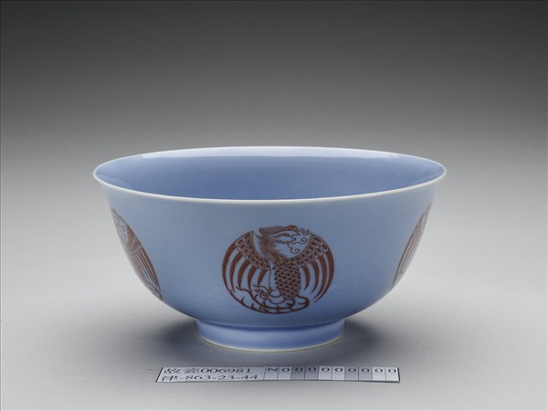 天藍釉描紅團鳳紋碗