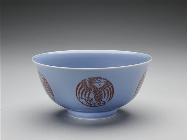 天藍釉描紅團鳳紋碗