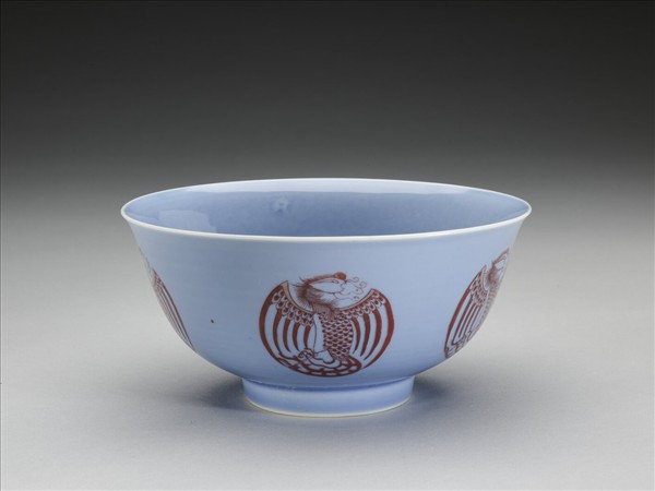 天藍釉描紅團鳳紋碗