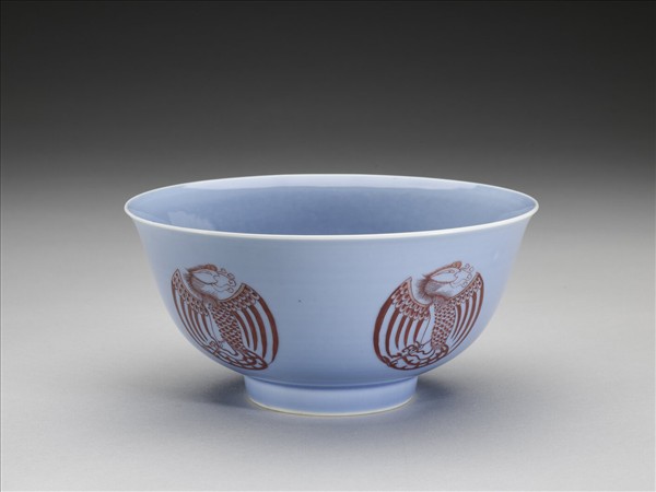 天藍釉描紅團鳳紋碗