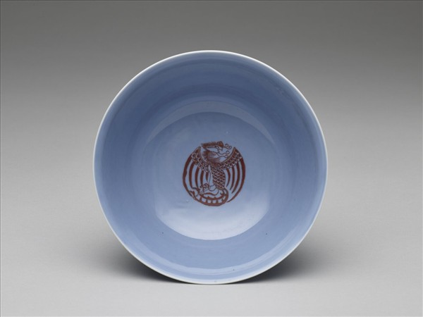 天藍釉描紅團鳳紋碗