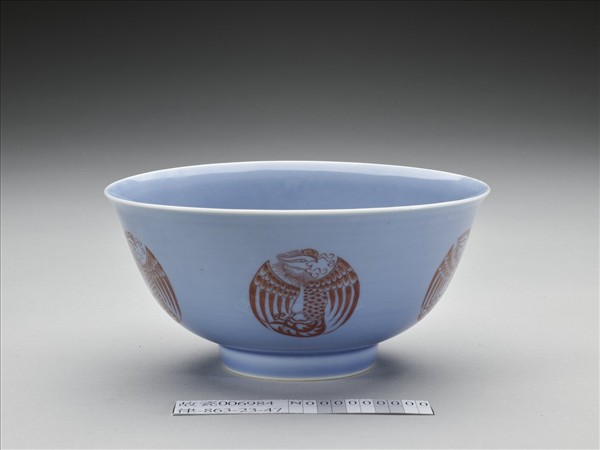 天藍釉描紅團鳳紋碗
