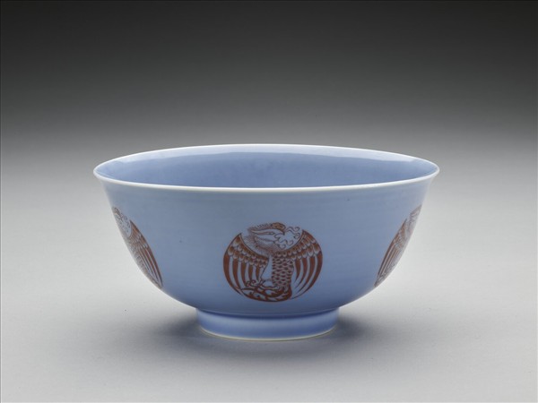 天藍釉描紅團鳳紋碗