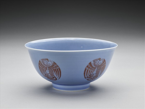 天藍釉描紅團鳳紋碗