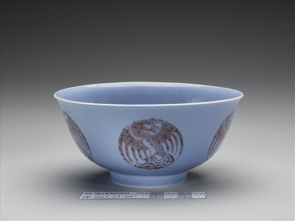 天藍釉紅彩團鳳紋碗