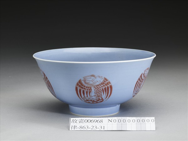 天藍釉描紅團鳳紋碗
