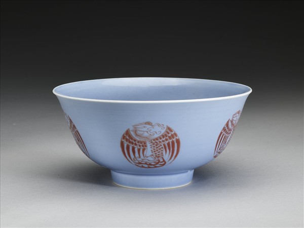 天藍釉描紅團鳳紋碗