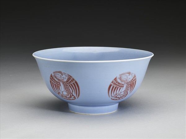 天藍釉描紅團鳳紋碗