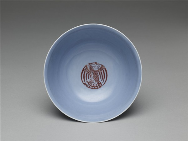 天藍釉描紅團鳳紋碗