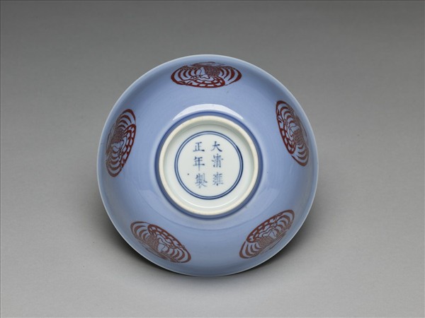 天藍釉描紅團鳳紋碗
