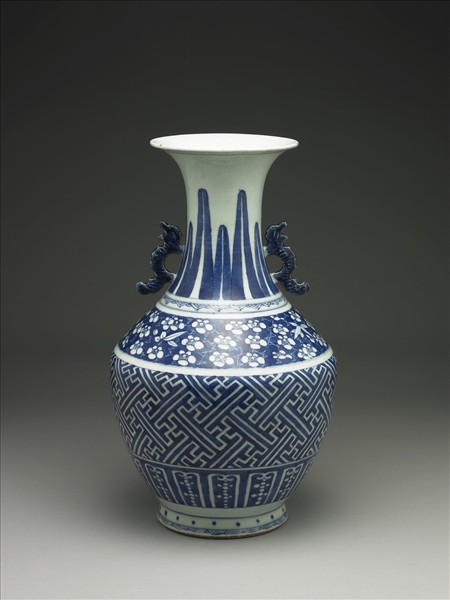 青花卍字紋雙耳瓶