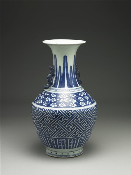 青花卍字紋雙耳瓶