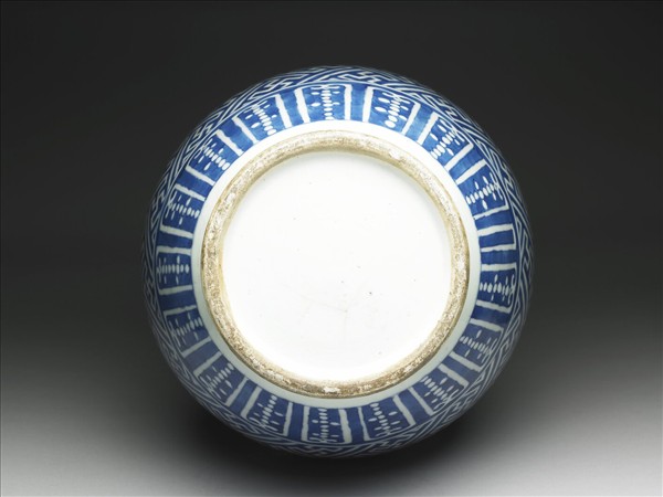 青花卍字紋雙耳瓶