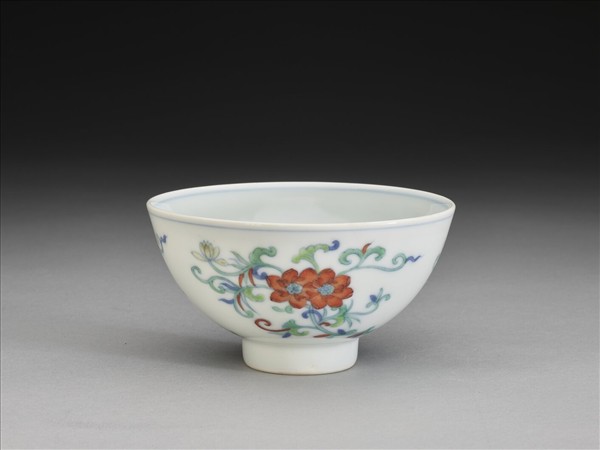 鬥彩纏枝花卉紋碗