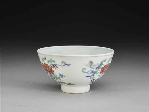 鬥彩纏枝花卉紋碗