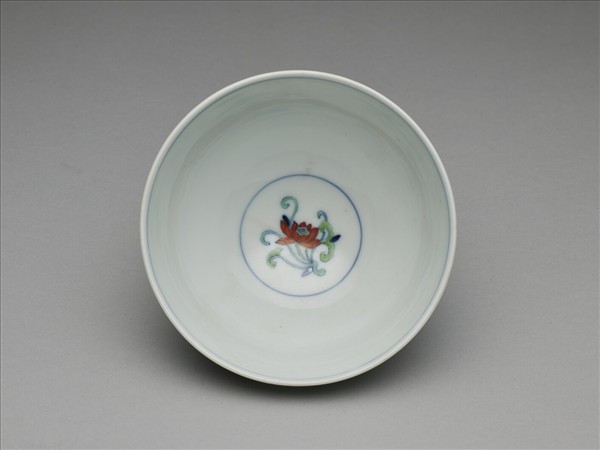 鬥彩纏枝花卉紋碗