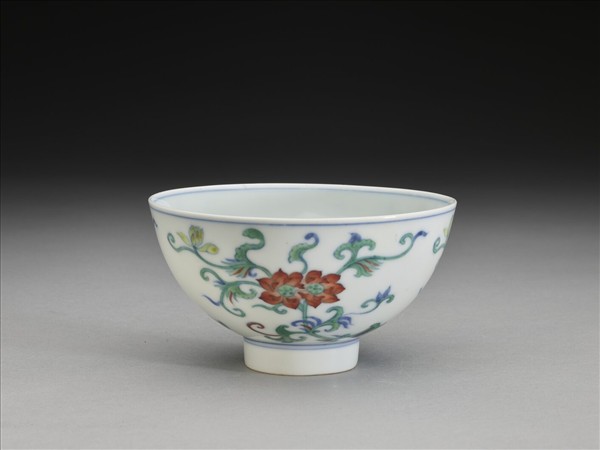 鬥彩纏枝花卉紋碗