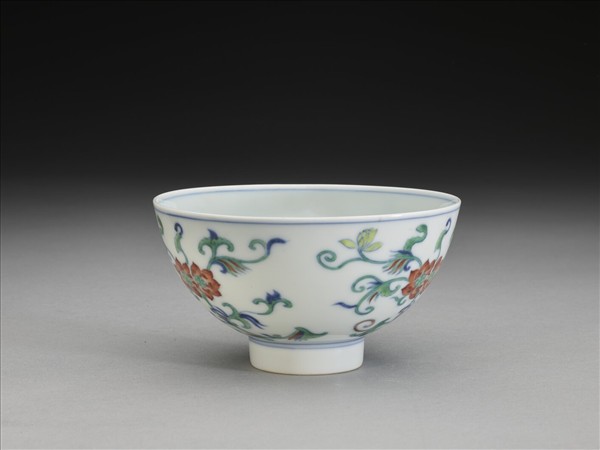 鬥彩纏枝花卉紋碗