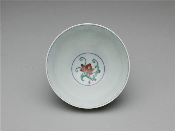 鬥彩纏枝花卉紋碗