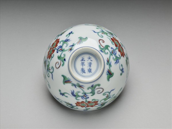 鬥彩纏枝花卉紋碗