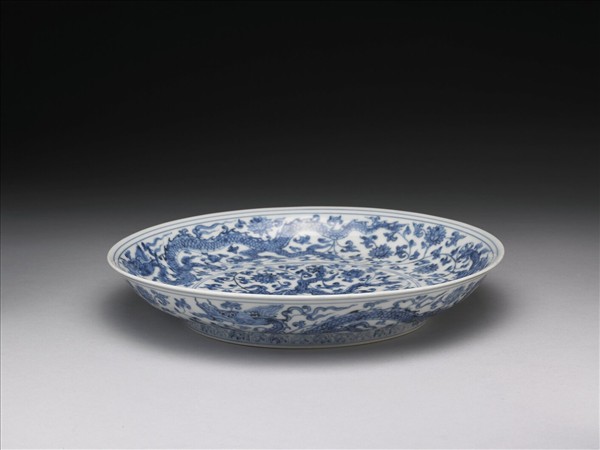 青花穿蓮龍紋盤