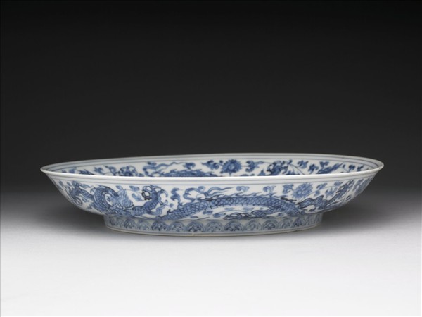 青花穿蓮龍紋盤