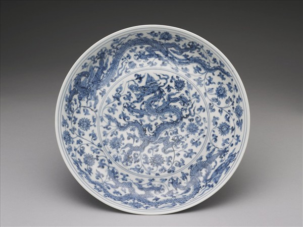 青花穿蓮龍紋盤