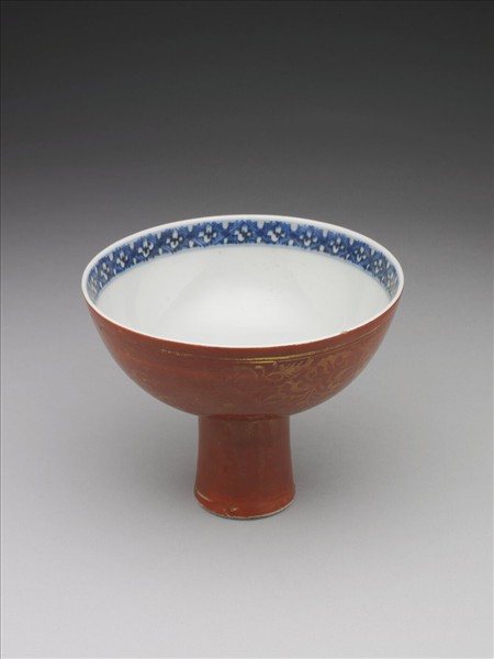 青花紅地描金花卉紋高足碗