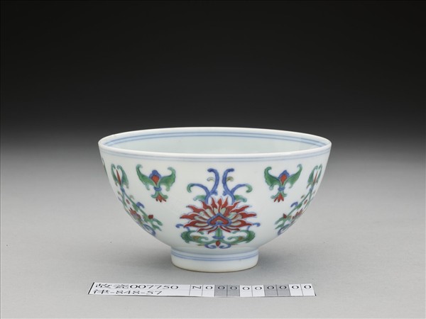 鬥彩纏枝花卉紋碗