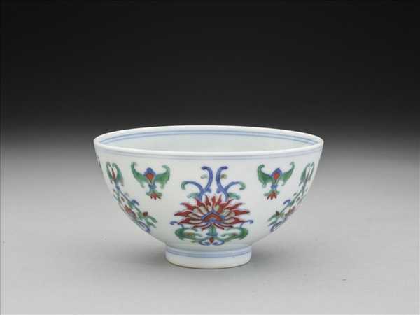 鬥彩纏枝花卉紋碗