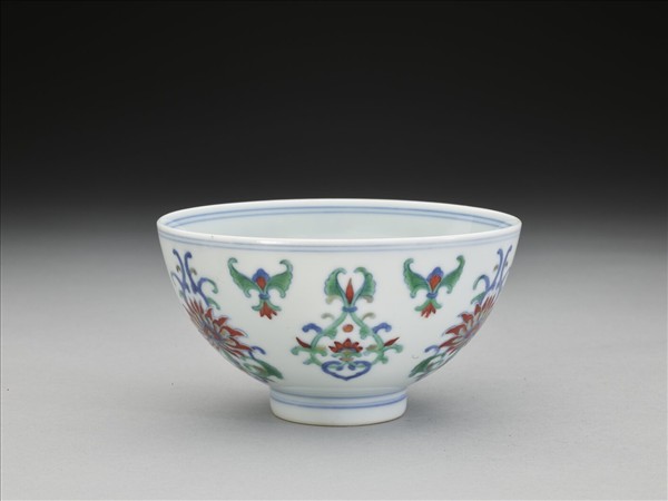 鬥彩纏枝花卉紋碗