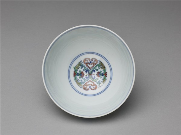 鬥彩纏枝花卉紋碗