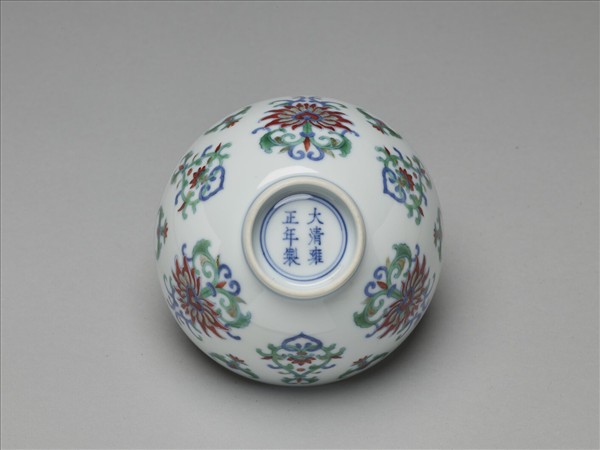 鬥彩纏枝花卉紋碗