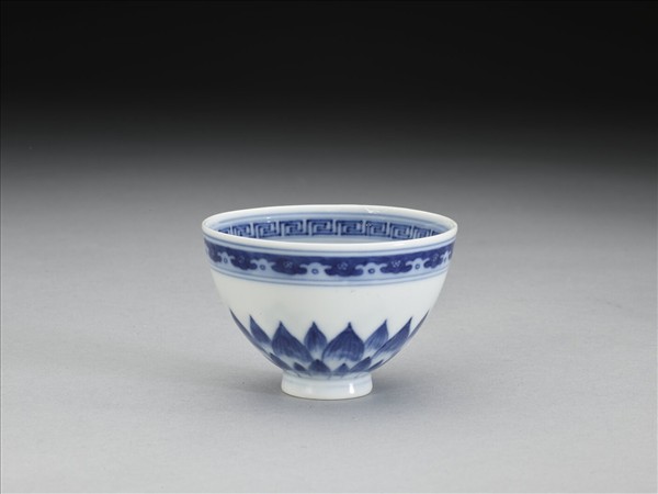 青花蓮瓣紋碗